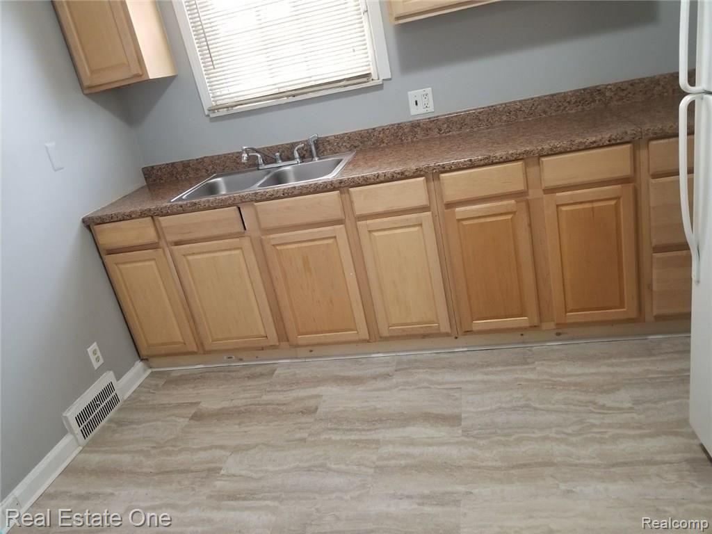 7343 GRANDMONT Avenue, Detroit, MI 48228 — Photo 4
