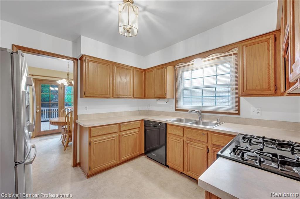 5015 Fox Hill Drive, Sterling Heights, MI 48310 — Photo 13
