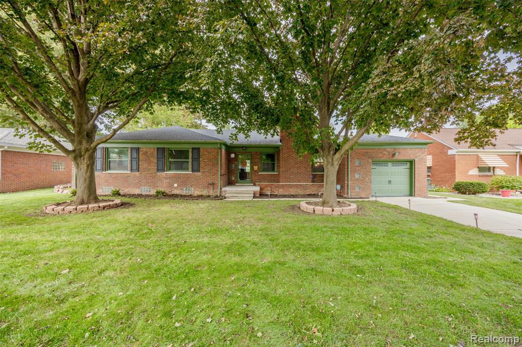 21819 Edgewood Street, Saint Clair Shores, MI 48080