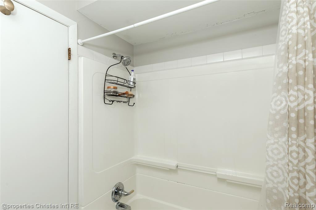 6805 Emerald Shores Drive, Troy, MI 48085 — Photo 22