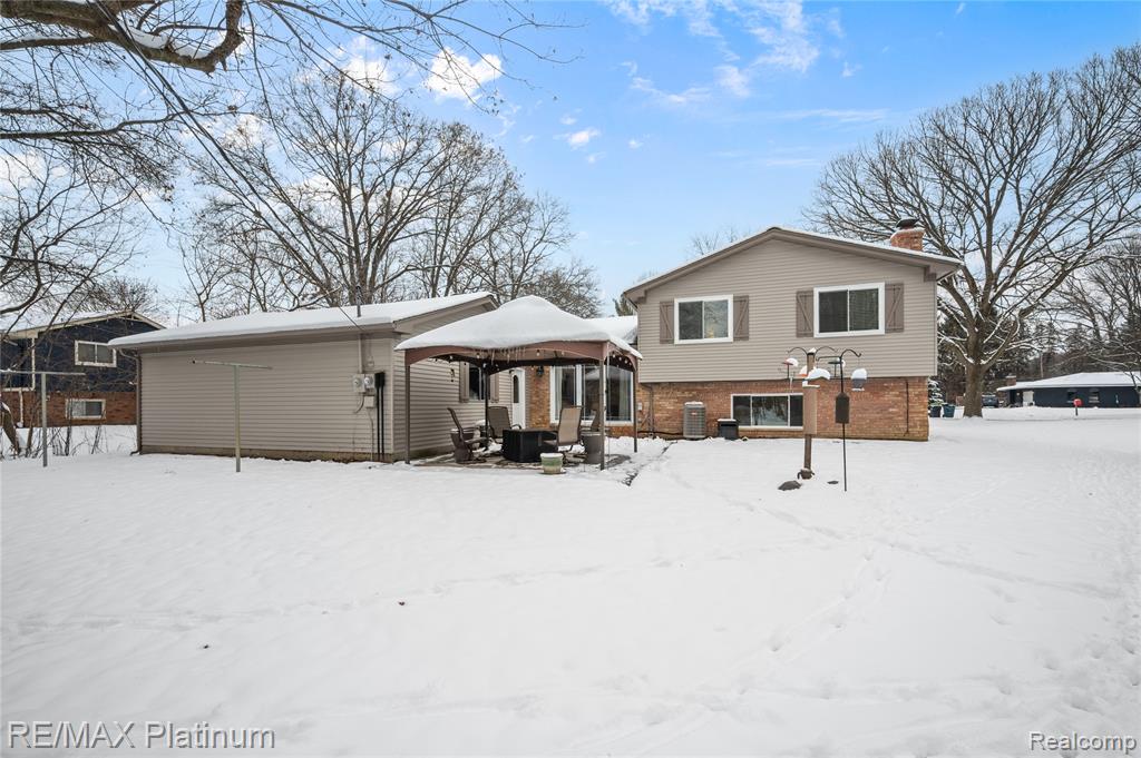 839 Harlequin Court, Highland, MI — Photo 2