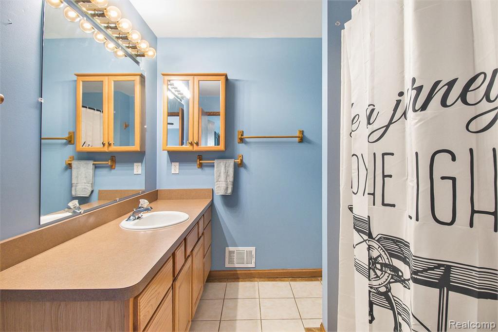7296 RUSTIC WAY Drive, Fowlerville, MI 48836 — Photo 18