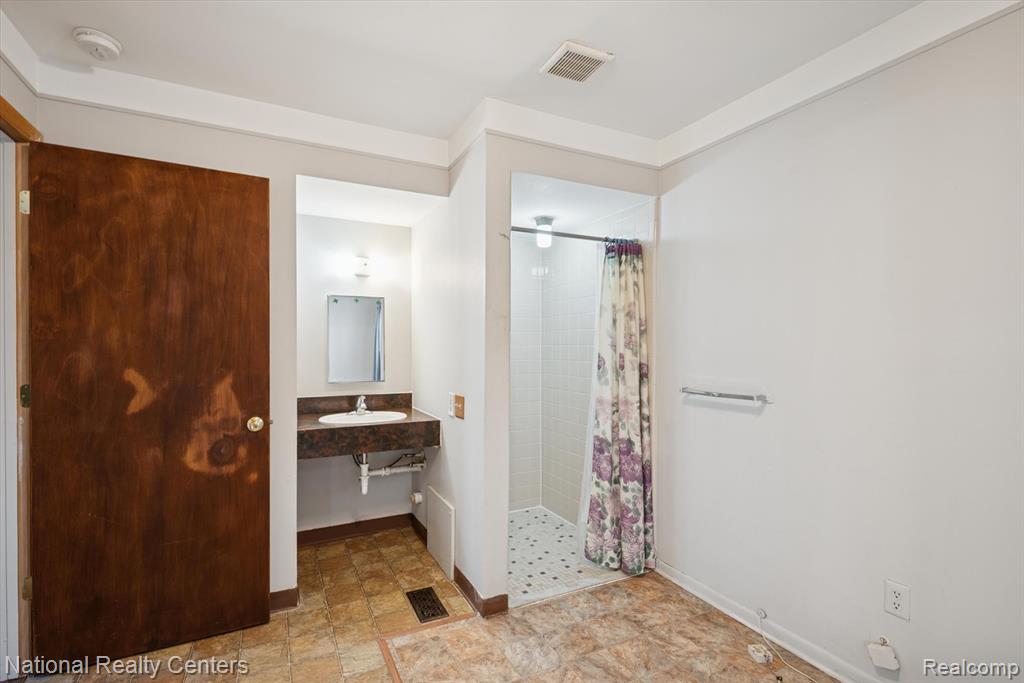 5644 Croissant Street, Dearborn Heights, MI 48125 — Photo 19