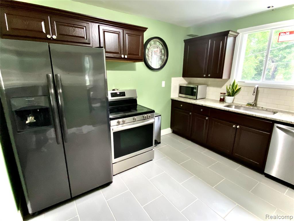8073 Helen, Center Line, MI 48015 — Photo 10