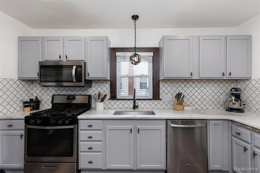709 E Clinton Street, Howell, MI 48843 — Photo 13