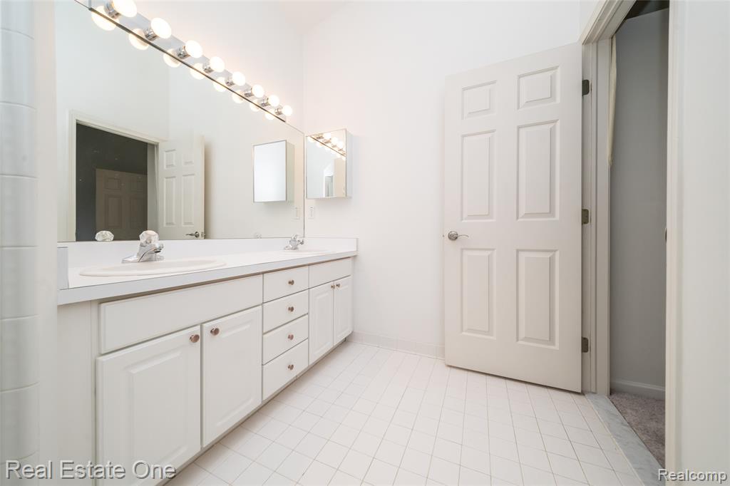 24099 Tana Court, Farmington, MI 48335 — Photo 46