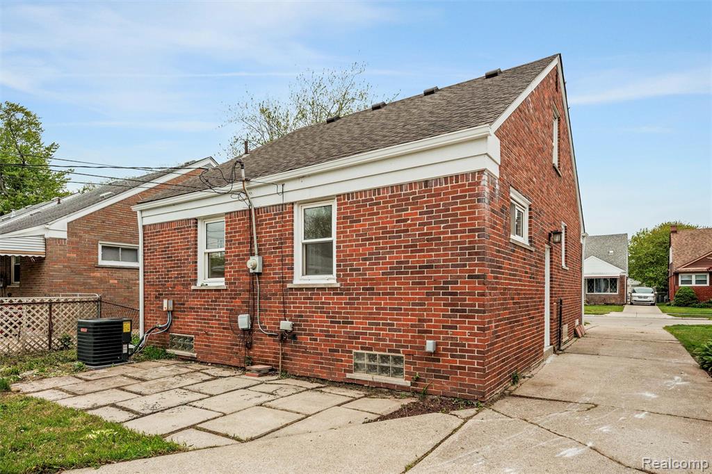 27935 Grant Street, Saint Clair Shores, MI 48081 — Photo 22