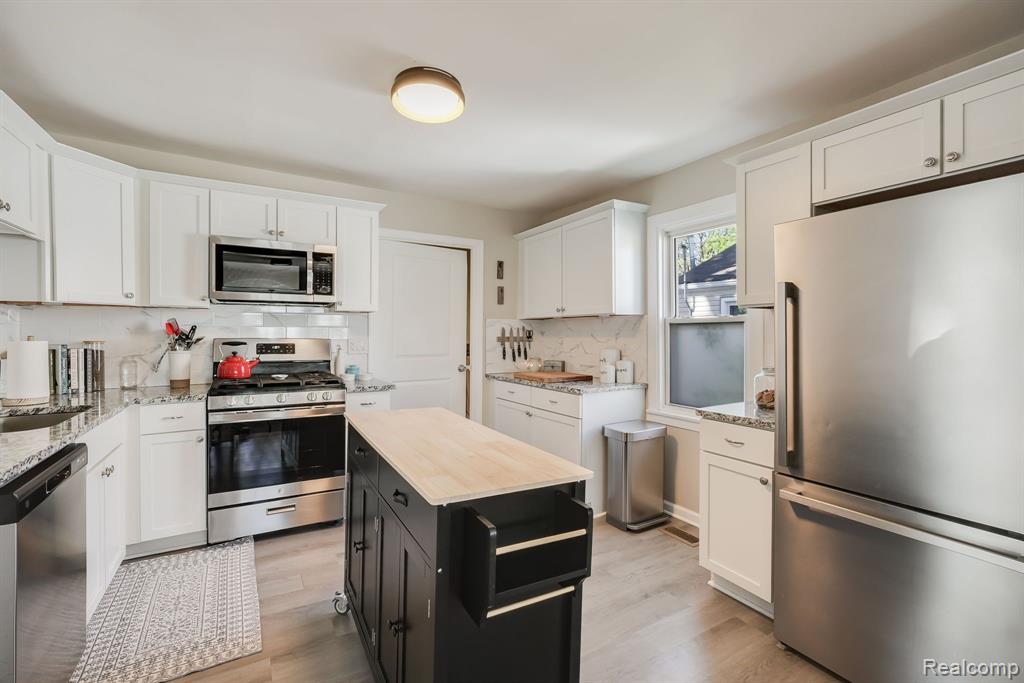 71 W DALLAS Avenue, Madison Heights, MI 48071 — Photo 6
