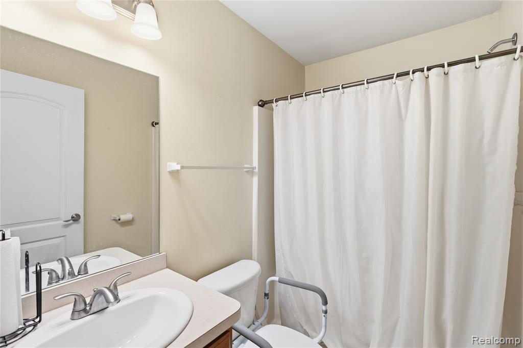 1130 Creekside Court, Burton, MI 48509 — Photo 18