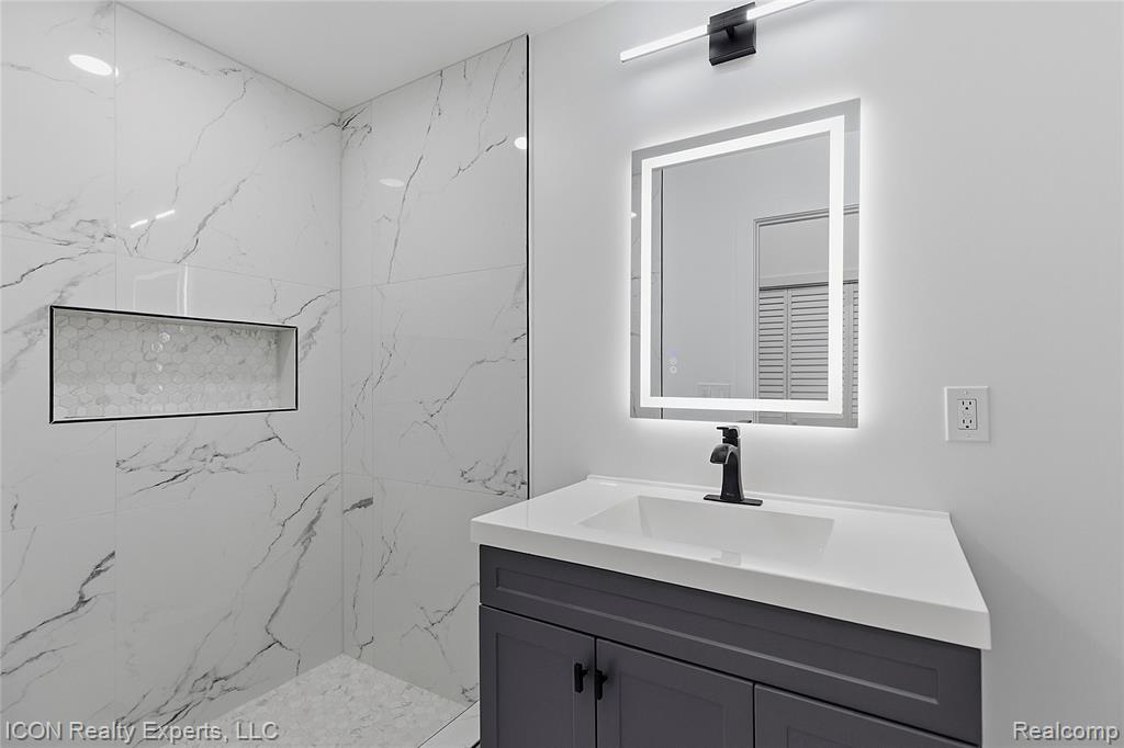 4901 Robert Street, Shelby Twp, MI 48316 — Photo 20