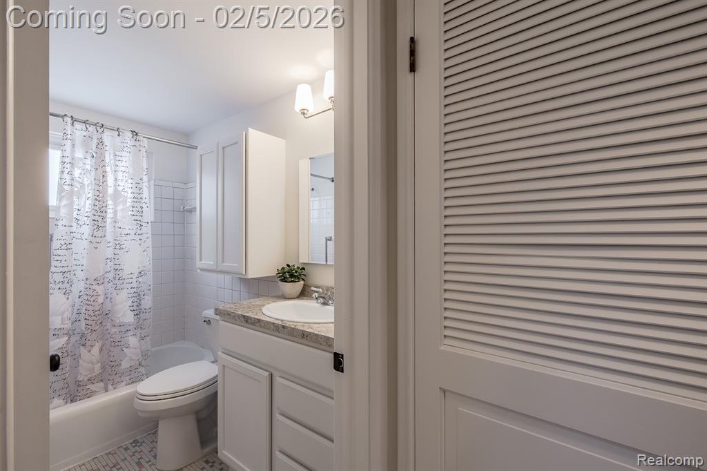 21123 Laurelwood Street, Farmington, MI 48336 — Photo 21