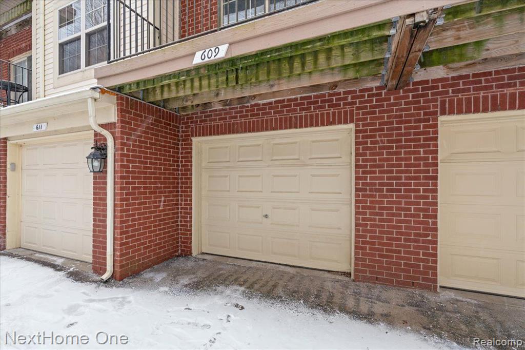 609 VILLAGE Lane, Milford, MI 48381 — Photo 18
