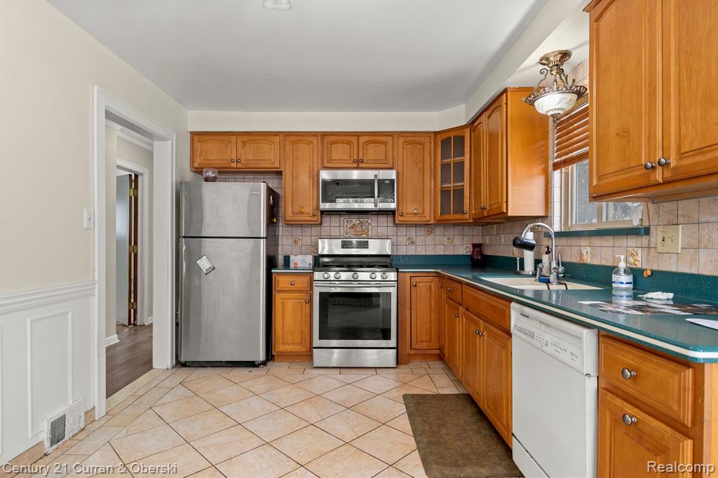 8054 ROBINDALE Avenue, Dearborn Heights, MI 48127 — Photo 11