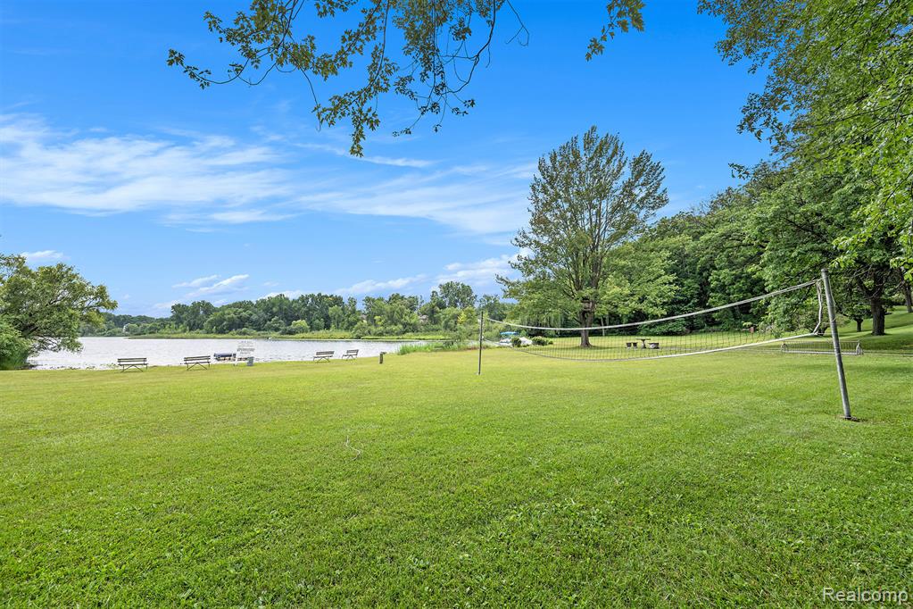 716 Gertrude Road, Waterford, MI 48328 — Photo 25