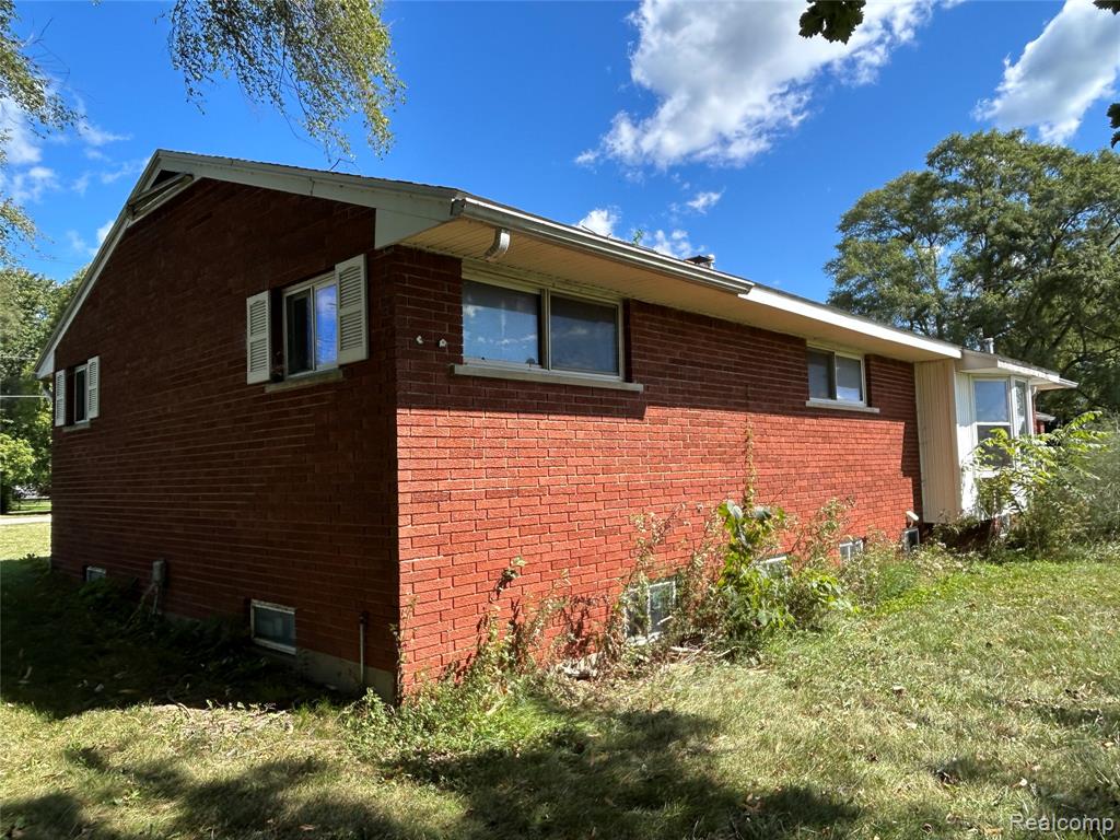 16465 Almont, Allenton, MI 48002 — Photo 11