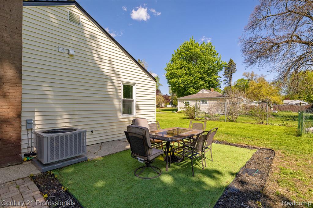 2830 Deland Road, Waterford, MI 48329 — Photo 21