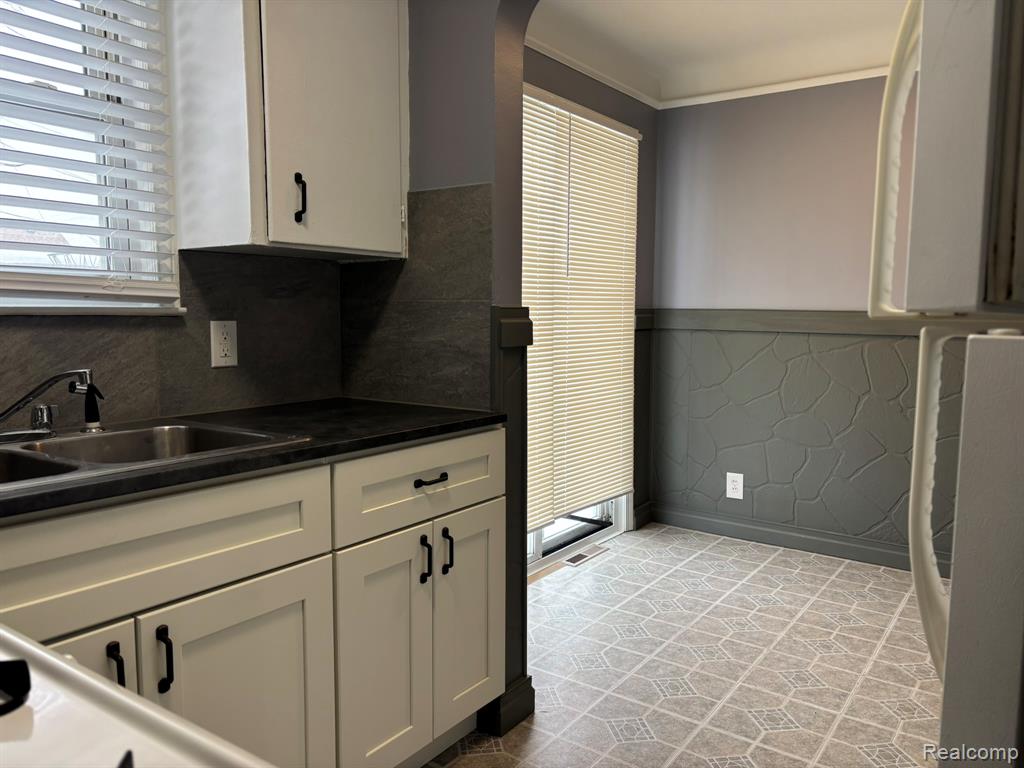 8149 Standard, Center Line, MI 48015 — Photo 5
