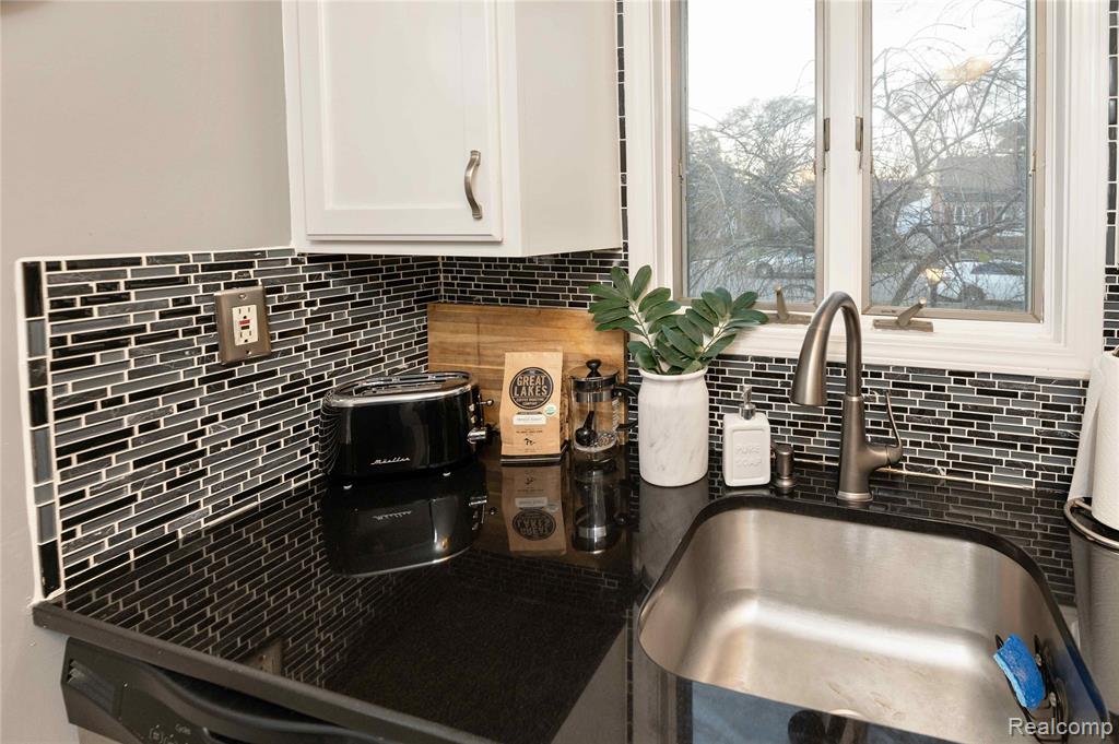 4414 Groveland Avenue, Royal Oak, MI 48073 — Photo 12