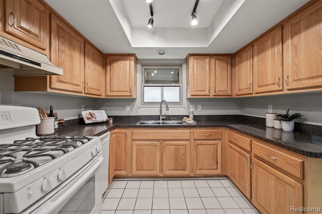 11326 Common Road, Warren, MI 48093 — Photo 17