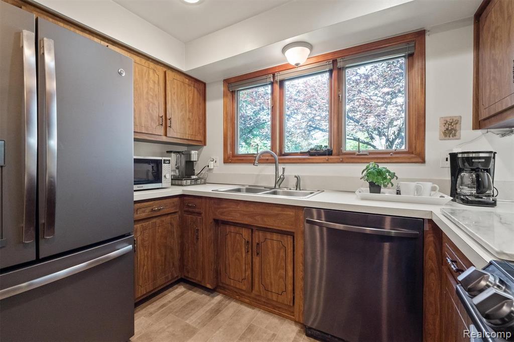 2366 Cumberland Drive, Troy, MI 48085 — Photo 12