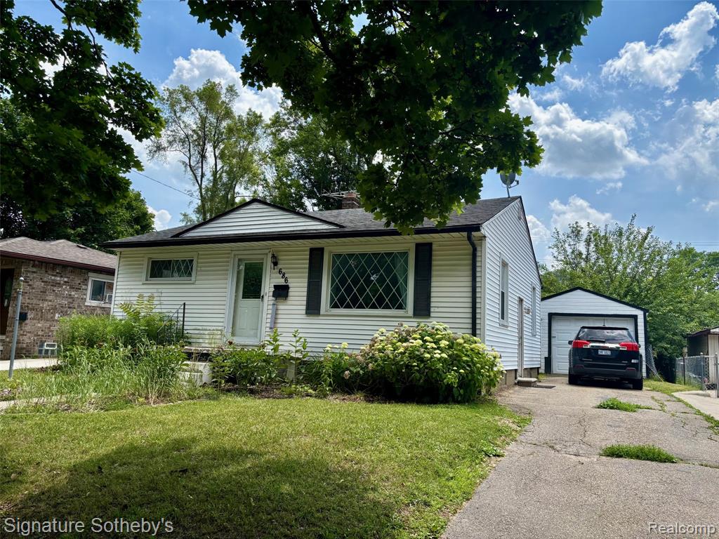 686 E Columbia Avenue, Pontiac, MI 48340 — front exterior