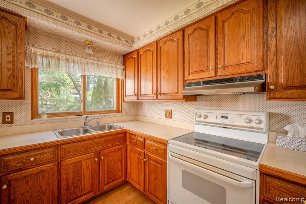 4120 Baybrook Drive, Waterford, MI 48329 — Photo 9