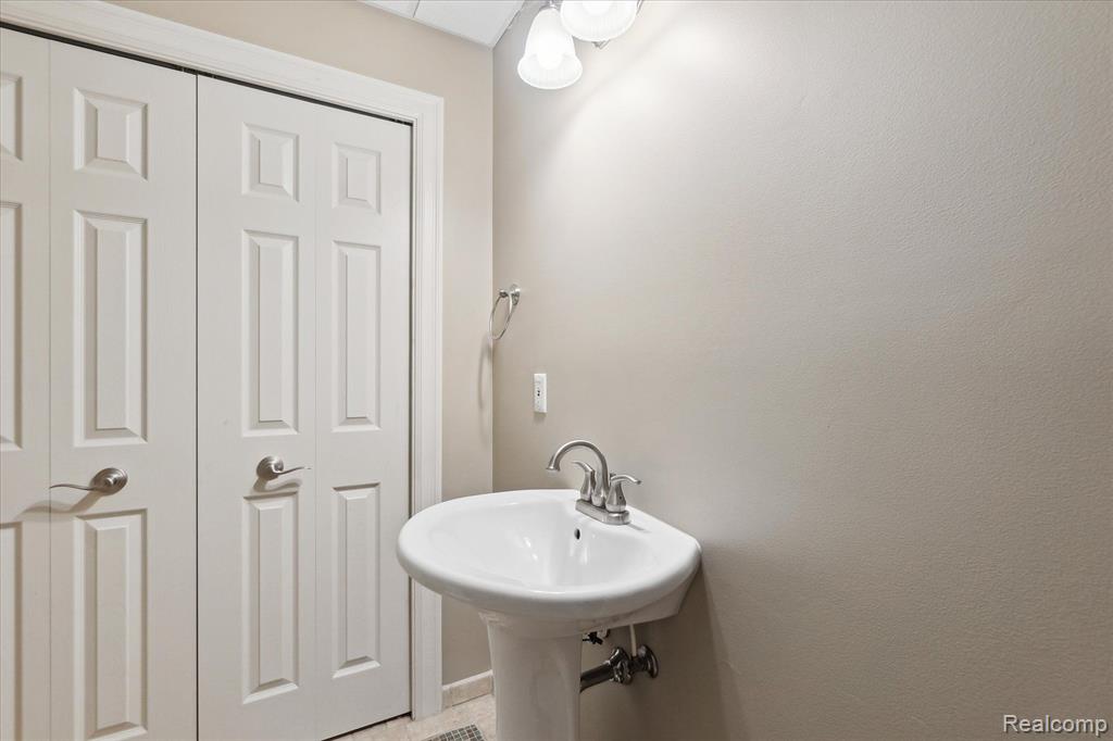 6808 OAKHURST RIDGE Road, Clarkston, MI 48348 — Photo 46
