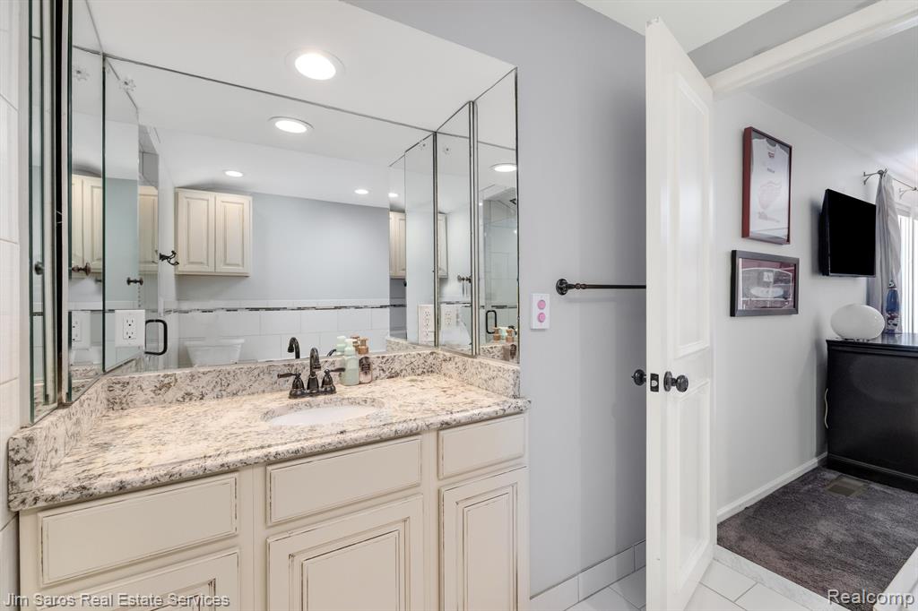 71 WOODLAND SHORES Drive, Grosse Pointe Shores, MI 48236 — Photo 34