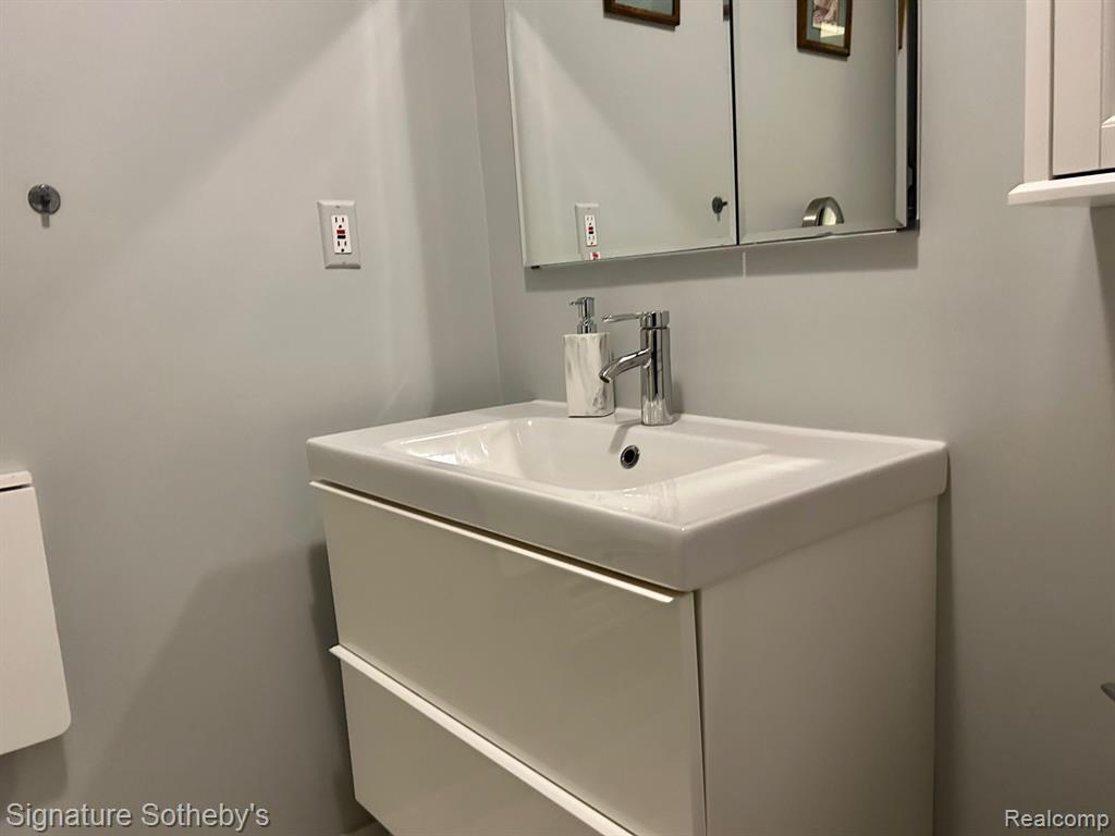 1824 COLONIAL VILLAGE Way, 4, Waterford, MI 48328 — Photo 8