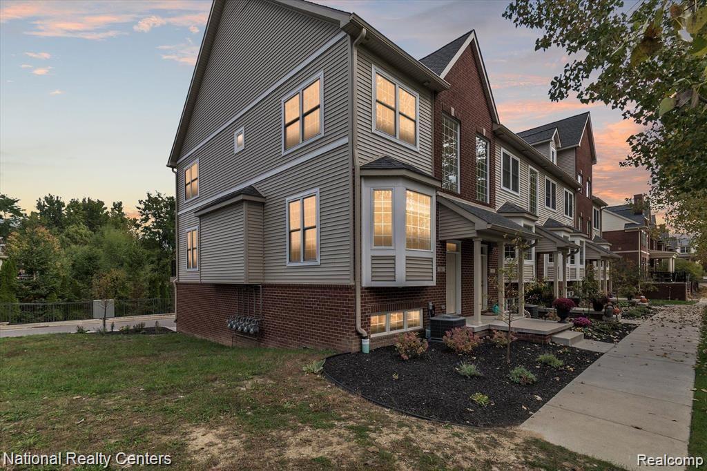 581 VILLAGE Lane, Milford, MI 48381 — Photo 2