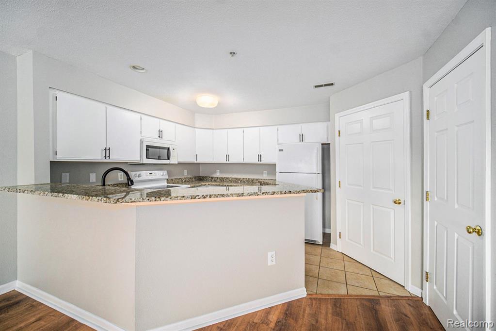 1533 Weatherstone Drive, Ann Arbor, MI 48108 — Photo 8