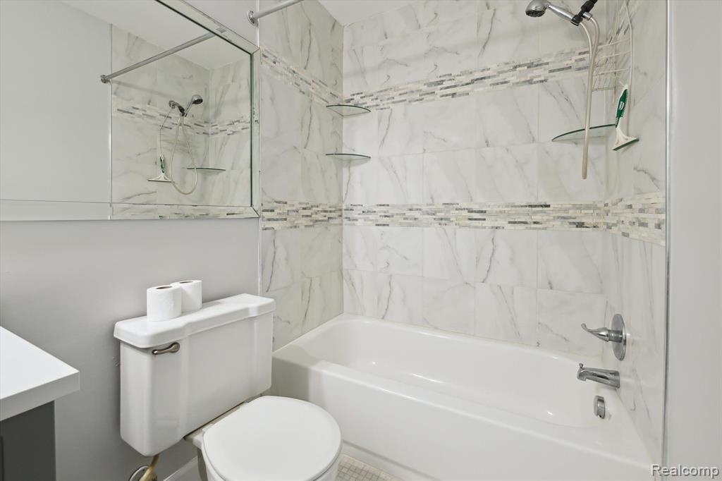 1802 COLONIAL VILLAGE Way, 2, Waterford, MI 48328 — Photo 5