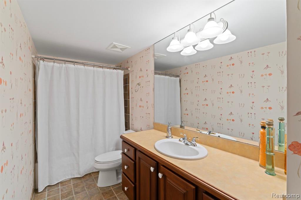 6193 Stonewood Drive, Clarkston, MI — Photo 32