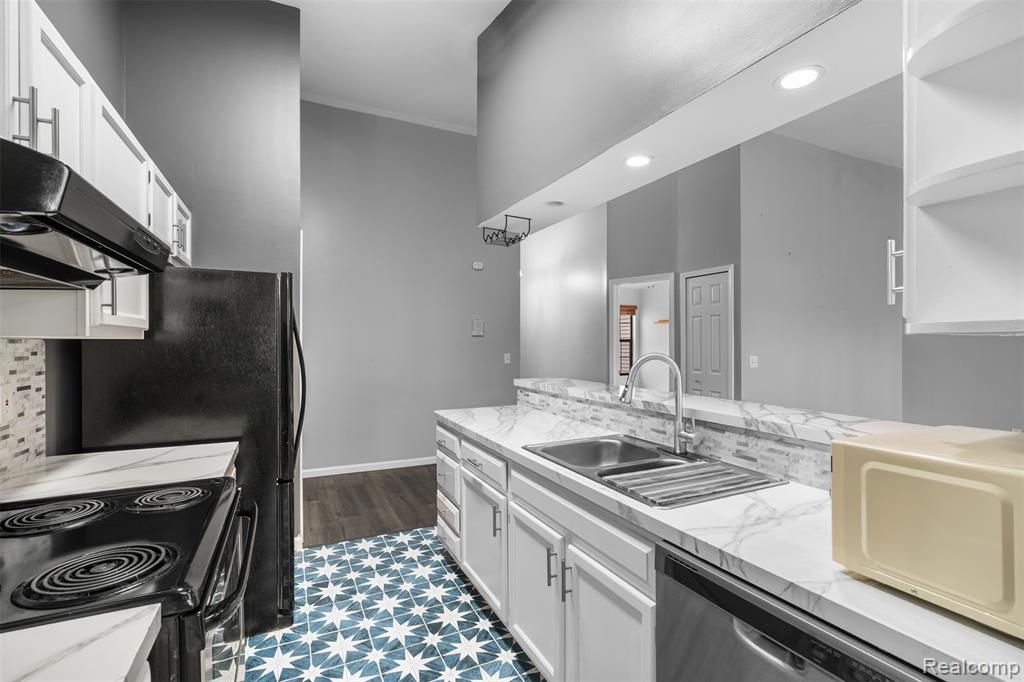 4921 N Oak Hill Drive, Waterford, MI — Photo 14