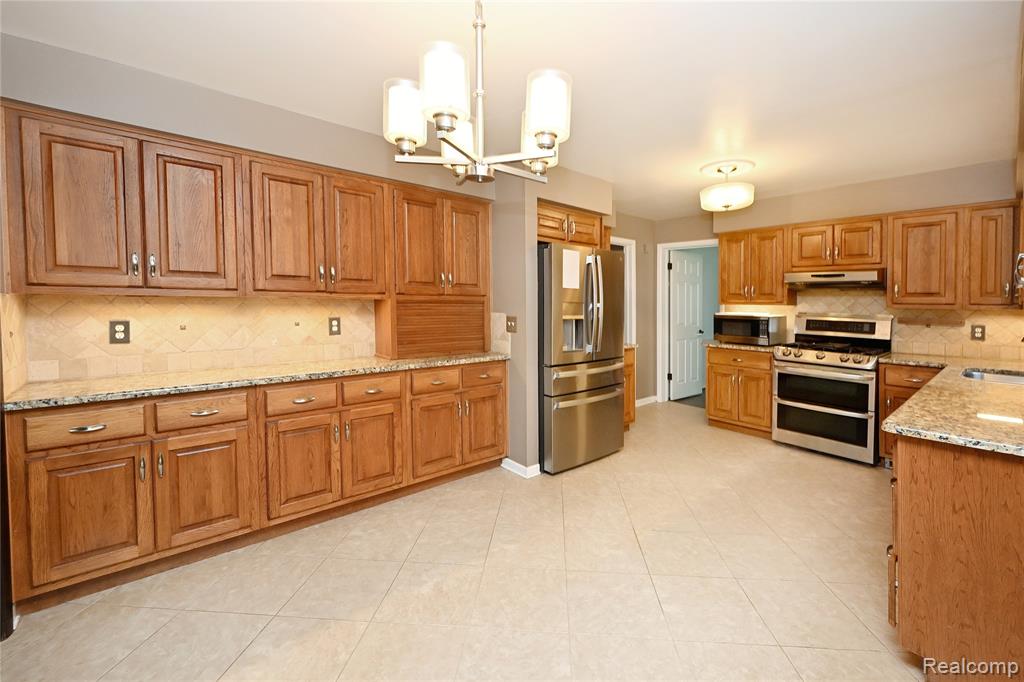31310 Foxboro Way, Beverly Hills, MI 48025 — Photo 11