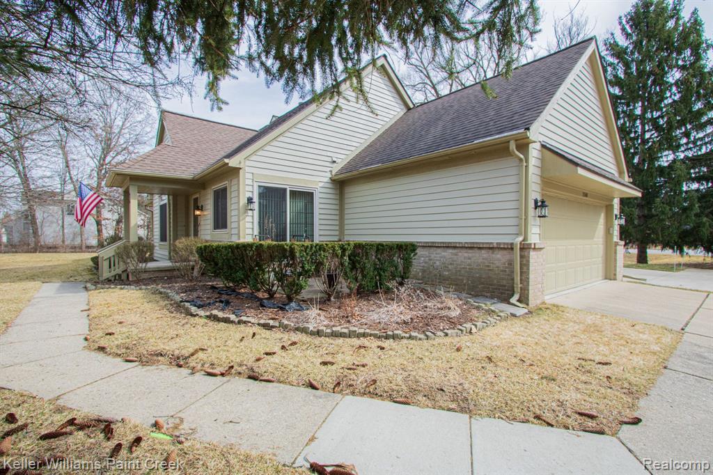 2569 MAPLE FOREST Drive, Wixom, MI 48393 — Photo 2