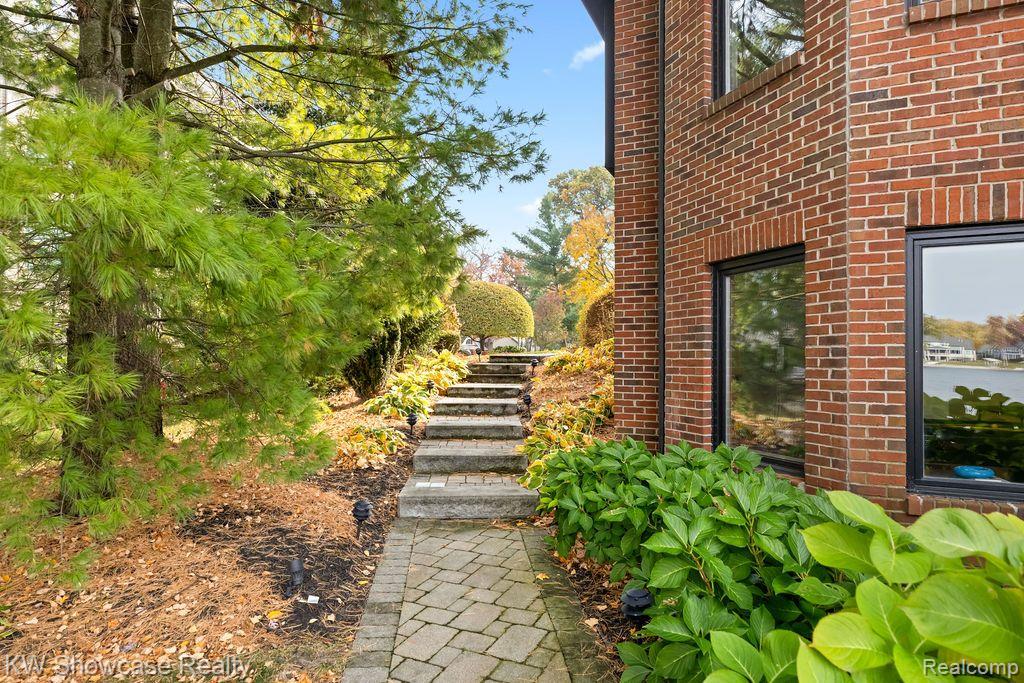 8579 PINE COVE Drive, Commerce Twp, MI 48382 — Photo 6
