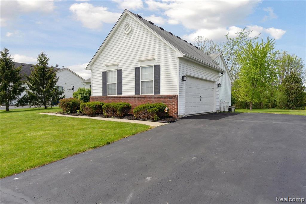 8072 LARK Lane, Grand Blanc, MI 48439 — Photo 4