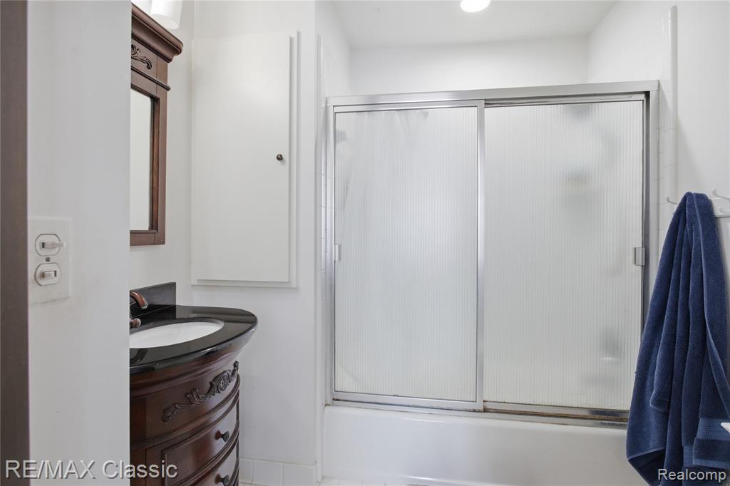 3961 Chablis Street, West Bloomfield, MI 48323 — Photo 35