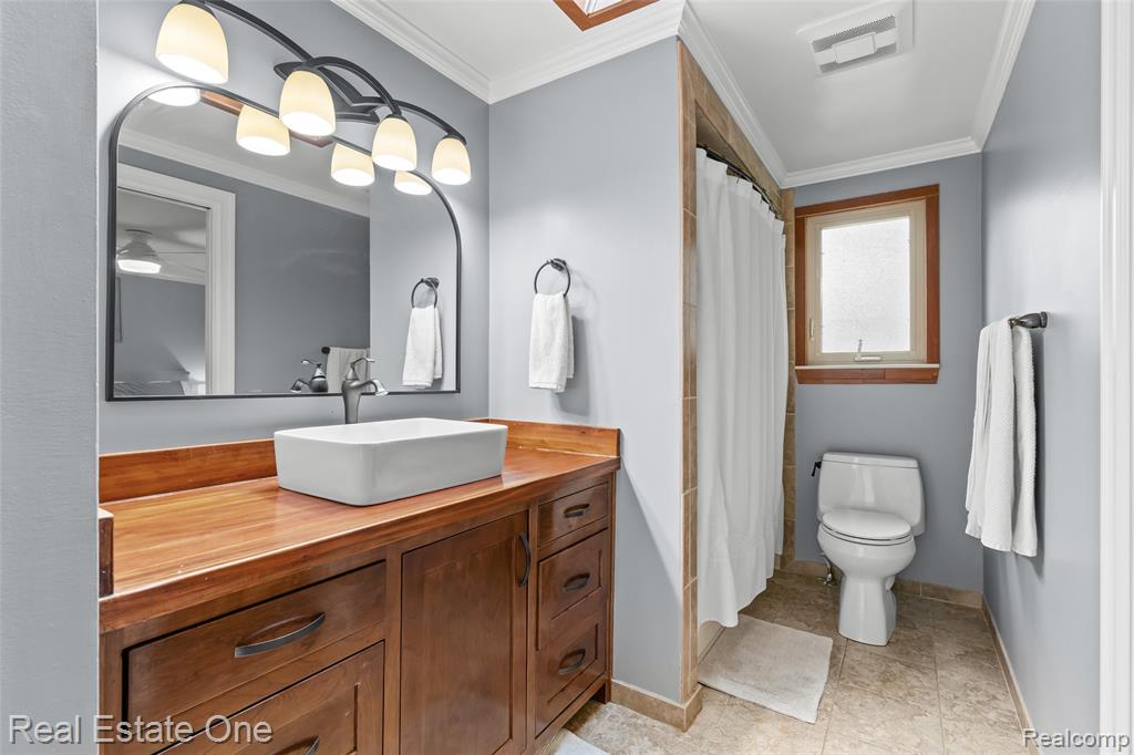 696 Estes Court, Waterford, MI 48327 — Photo 20