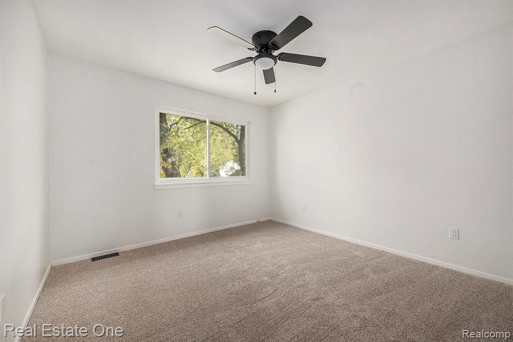 4910 Chipman Drive, Waterford, MI 48327 — Photo 11