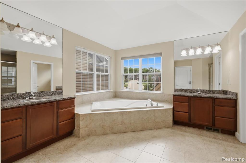 4810 E Stonegate Circle, Lake Orion, MI — Photo 38