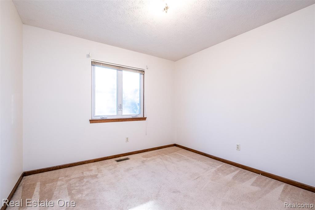7053 Pershing, Waterford, MI 48327 — Photo 22