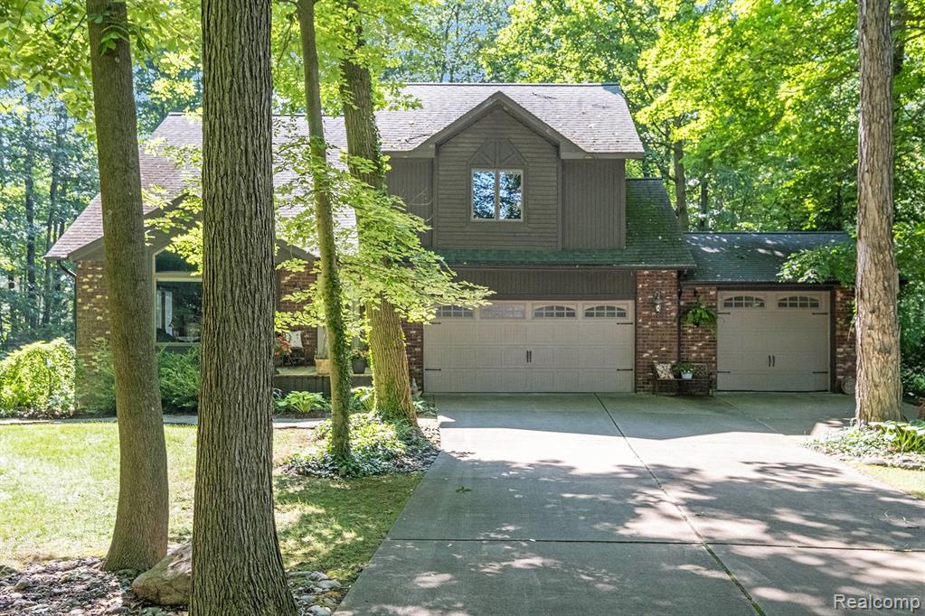 9246 YOUNG Drive, Swartz Creek, MI 48473 — front exterior