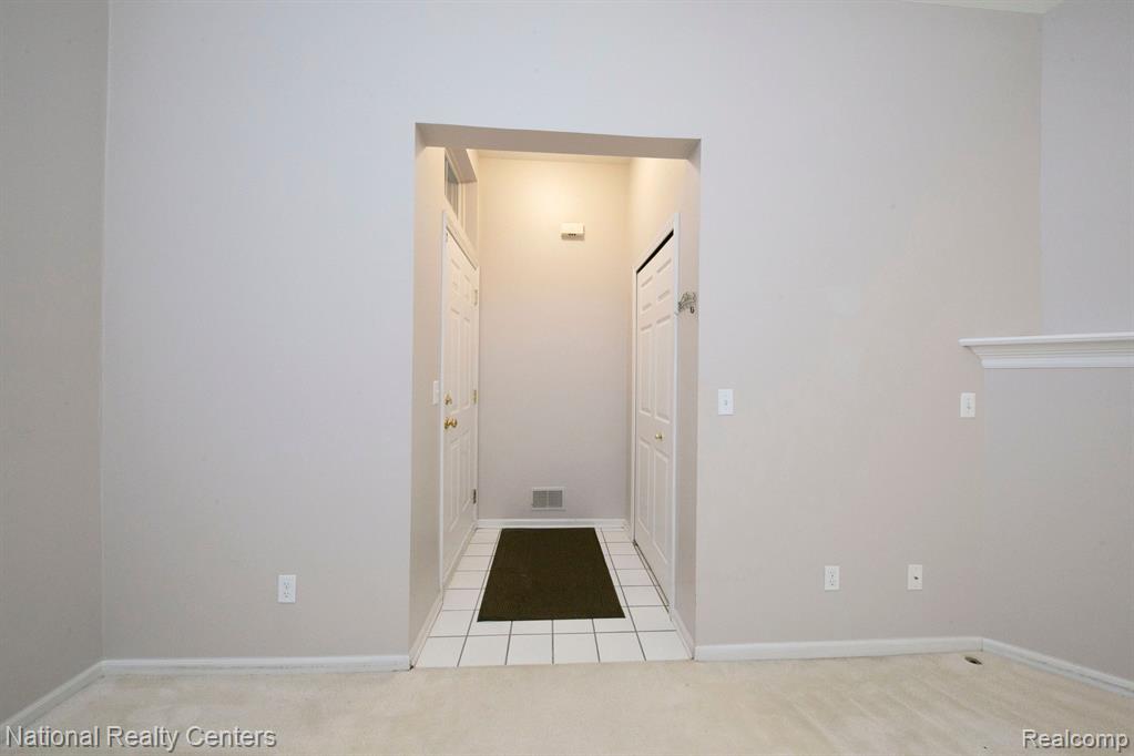 6104 JASMINE Drive, Walled Lake, MI 48390 — Photo 5