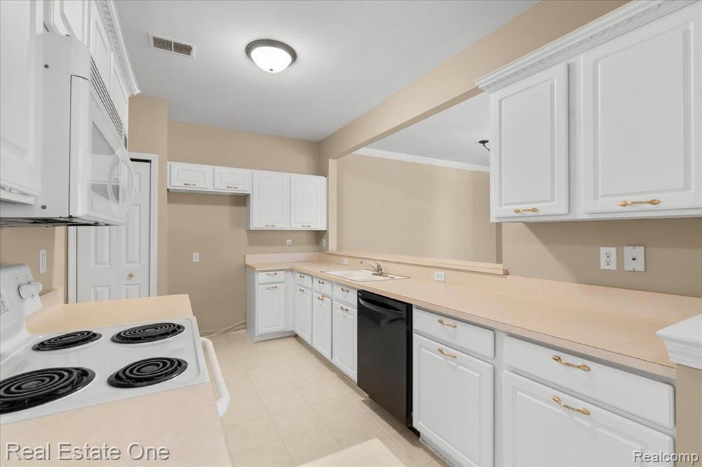 1818 Flagstone Circle, 34, Rochester, MI 48307 — Photo 13