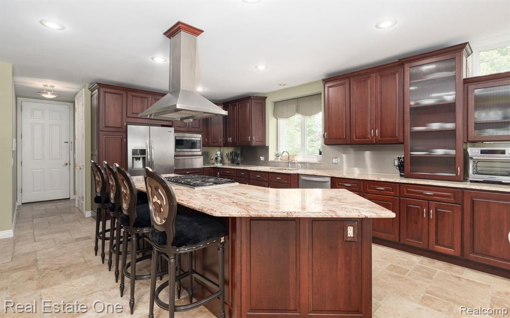 6120 EVANSWOOD Road, Troy, MI, 48085