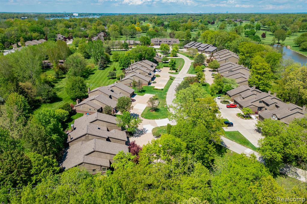 9854 HAWTHORNE GLEN Drive, Grosse Ile, MI 48138 — Photo 33