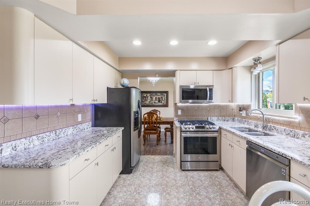 4625 BOULDER Drive, Sterling Heights, MI 48310 — Photo 18