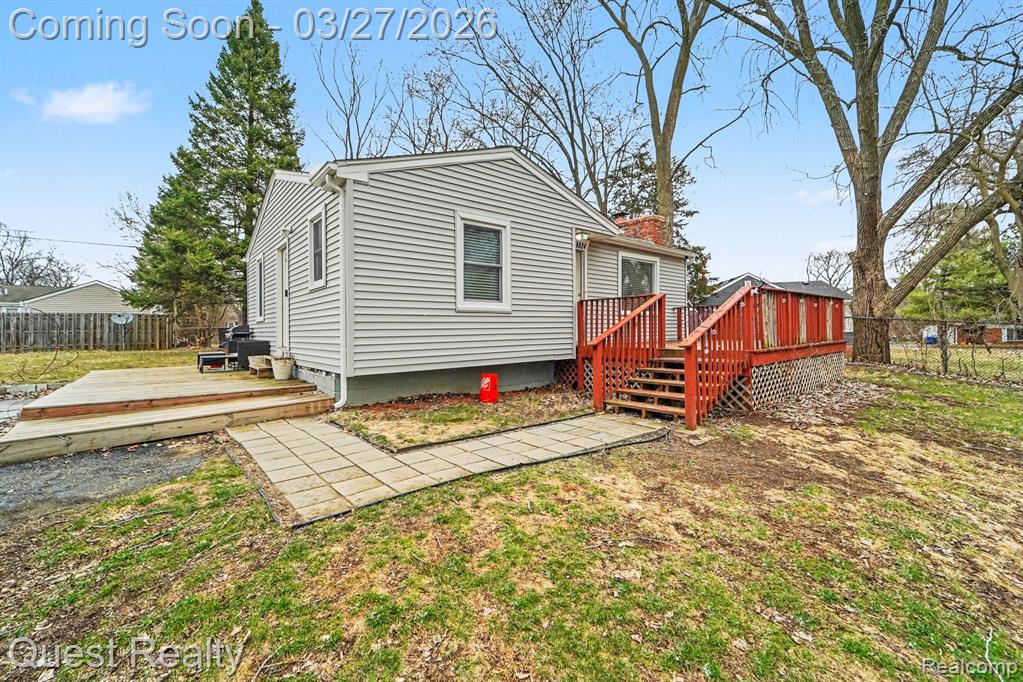 6524 Oakridge Drive, Waterford, MI 48329 — Photo 11